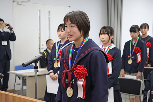 受賞者代表でお礼の言葉を述べた深川中学校3年の石川万葉さん
