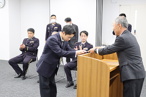 長門市、長門市自衛隊友の会、山口県自衛隊家族会長門支部から記念品も贈られた