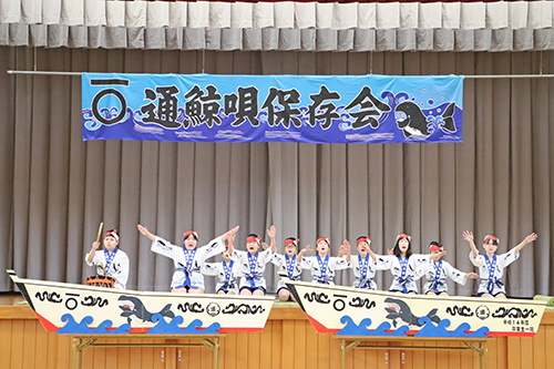 6年生と最後の鯨唄を披露