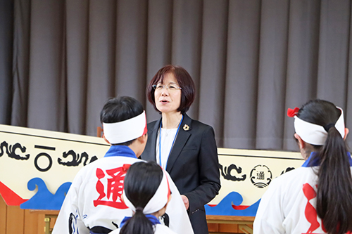 石村校長先生が児童にエールを送る