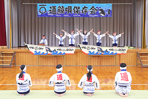 引継ぎ後、在校生の鯨唄を見守る6年生