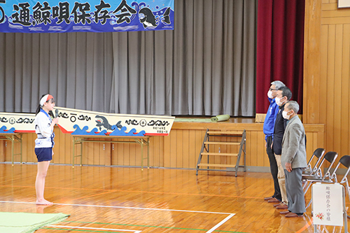 6年生の黒瀬愛果さんが鯨唄保存会の皆さんに感謝の言葉