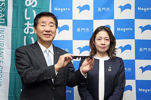 あいおいニッセイ同和損害保険株式会社から長門市に「オートフォーカスアイウェアViXion01」が寄贈