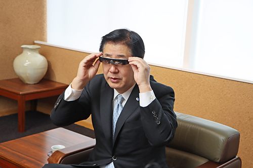実際に「オートフォーカスアイウェアViXion01」を試す江原市長