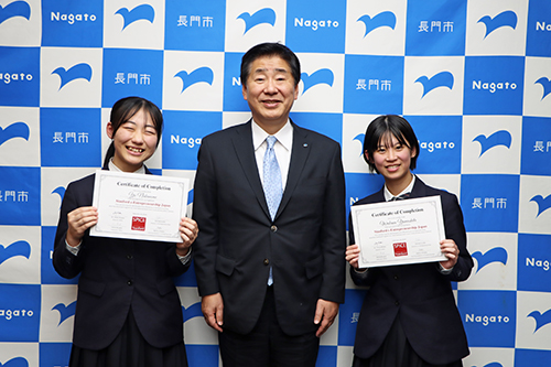 スタンフォード大学のオンラインプログラム修了を市長に報告