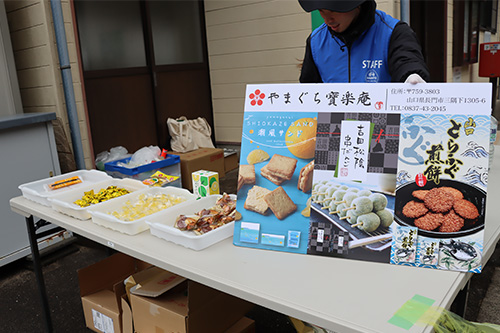 たくさんのお菓子が振る舞われた
