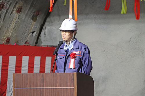 貫通式に際し、国土交通省中国地方整備局・山陰西部国道事務所の石川所長があいさつ