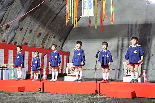 地元・俵山幼児園の園児が歌とダンスを披露