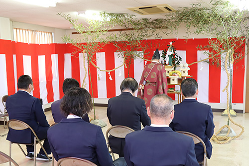 神事には関係者が出席し海上交通の安全を祈願した