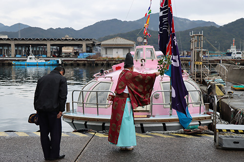 観光船にも祈りが捧げられた
