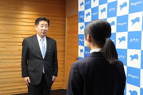 江原市長が激励のことばを送る