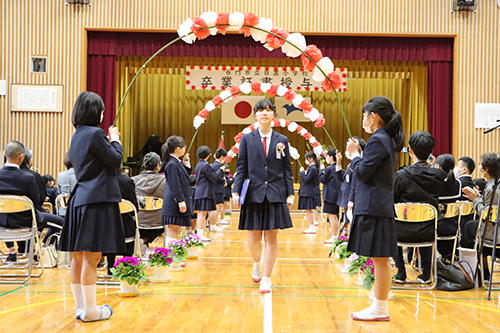 日置小学校では15人の卒業生が学び舎を後にした
