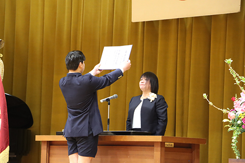 校長先生から15人の卒業生一人ひとりに卒業証書が手渡された