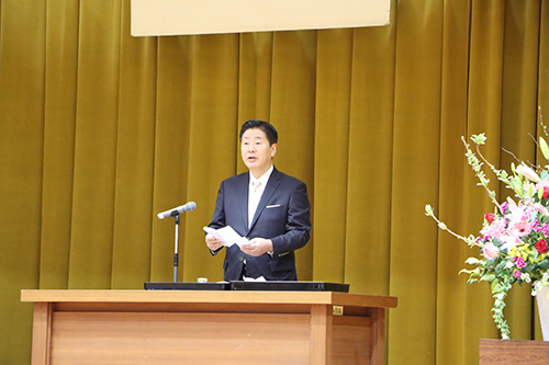 来賓の江原市長が卒業生にお祝いの言葉