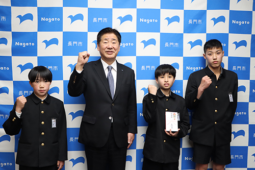 ドッジボール競技で全国大会に出場するブルーファイヤー長門（左から坂口さん、山本さん、村田さん）