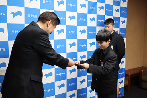 江原市長から激励費が手渡された
