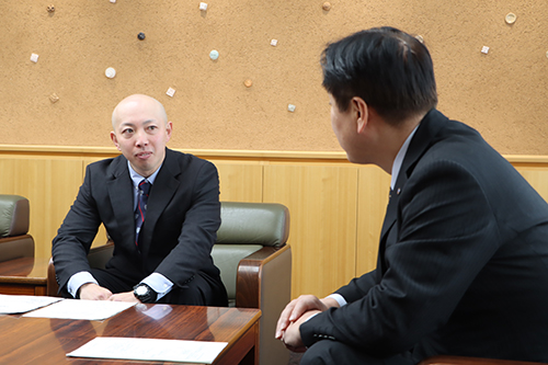 江原市長は久保田さんの3年間の活動をねぎらい、市内での自伐型林業促進に期待
