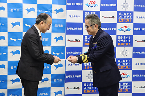 手帳は仙崎海上保安部・岩永部長から伊藤教育長に手渡された