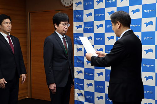 市長からそれぞれの調整監に退任の辞令が手渡された