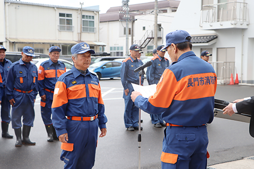 森団長から各分団に目録が手渡された