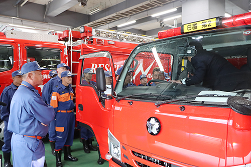 引渡式の終了後、団員が担当者から車両についての説明を受けた
