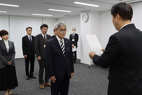 市役所で開催された退職辞令交付式