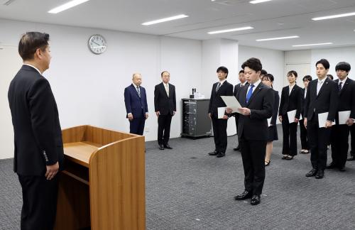 新規採用職員を代表して阿波大成さんが宣誓書を読み上げた