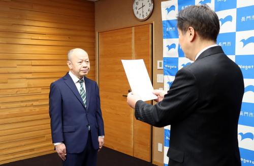 大谷副市長に辞令が交付された