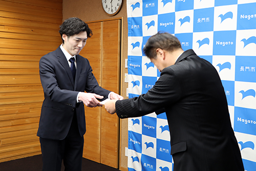 渡瀬さんに辞令を手渡す江原市長