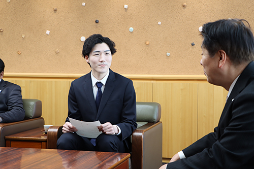 「自伐型林業に携わる先輩方と協力して、活動に取り組んでいきたい」と意気込みを話した