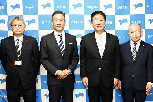 着任した武内氏（左から2人目）