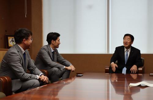 ホームタウンデーではぜひ勝ってほしいと話す江原市長