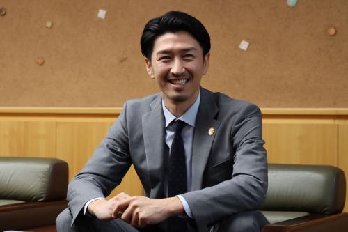 長門市のみなさんに勝利を届けたいと話す渡部社長