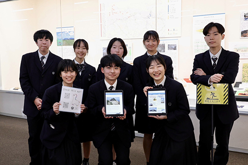 プロジェクトに参加する大津緑洋高校英語部の生徒
