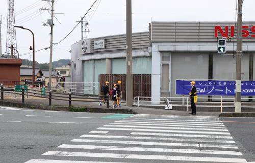 街頭で交通安全を呼びかけた