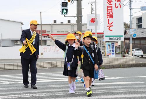 元気にあいさつする児童たち