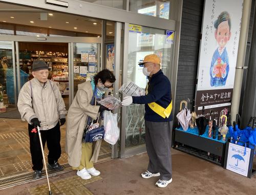 センザキッチンの来場者へ交通安全啓発グッズを配布