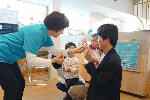 新たな誕生祝い品が手渡される