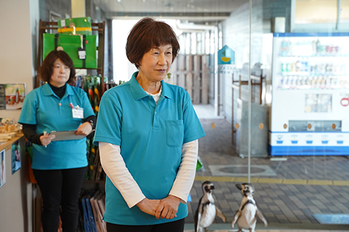 「新生児には長門市産の木のおもちゃに触れてほしい」と岩本理事長
