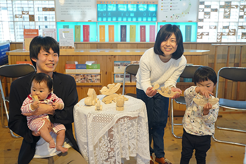 誕生祝い品を受け取った田中ファミリー