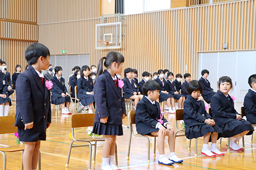 担任の先生による呼名に、元気よく返事をする新1年生