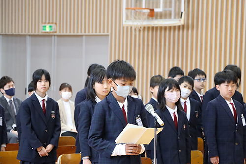 在校生代表の山本直太朗さんから、新1年生に向けてメッセージを送る様子