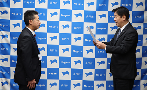 長瀬主任へ辞令交付を行う