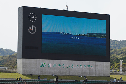 大型ビジョンに長門市観光PR動画を放映