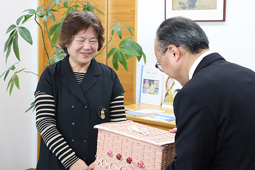 岡藤会長から伊藤教育長へ生理用品の贈呈