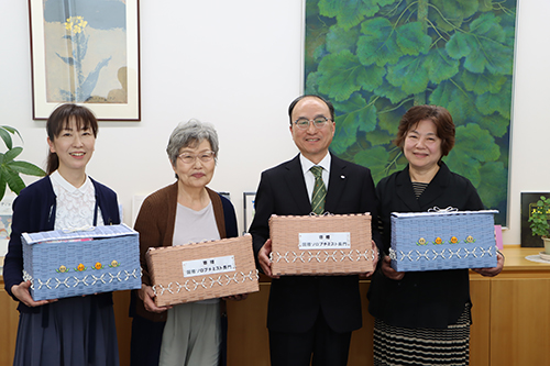 贈呈品を持って、国際ソロプチミスト長門の方と記念撮影