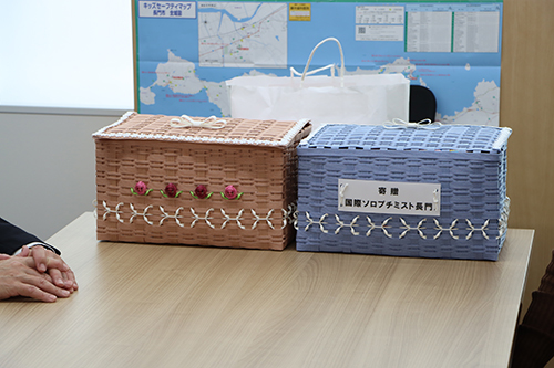 市内賛同者の方が作成したペーパークラフトボックスに入れて贈呈されました