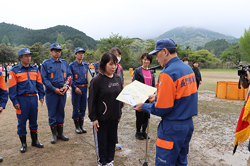 女性の部で優勝した日置婦人防火クラブ