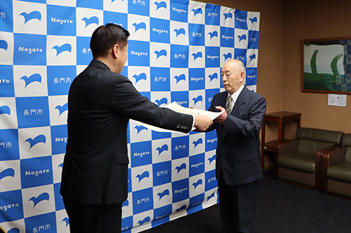 勲記と勲章の伝達が行われました