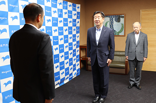 江原市長が激励